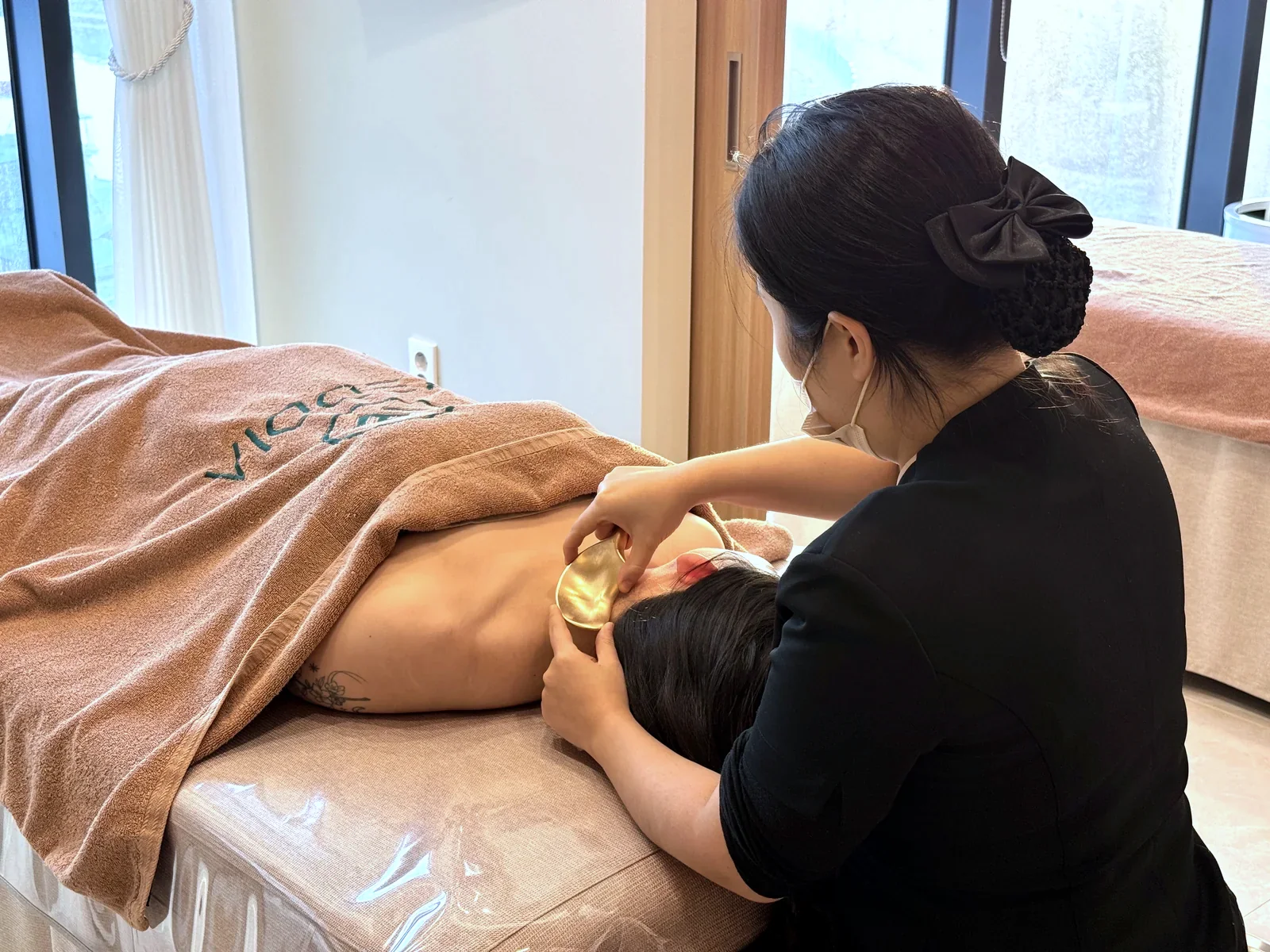 여수 피부관리실 잘하는곳 윤곽 코치 괄사 수기 관리 진행 장면